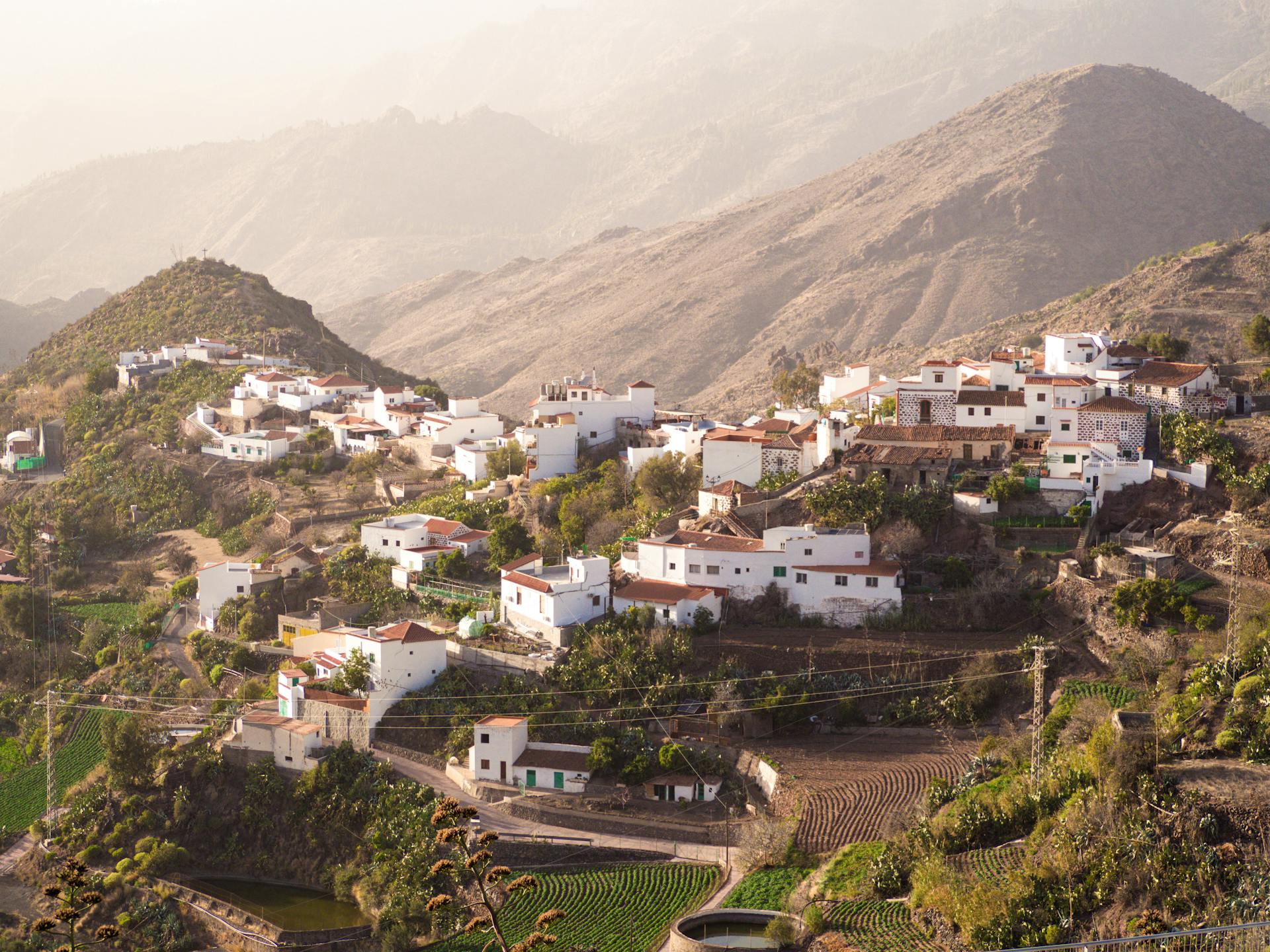 Uma cidade charmosa, cercada por montanhas, águas minerais e experiências que convidam a desacelerar.
